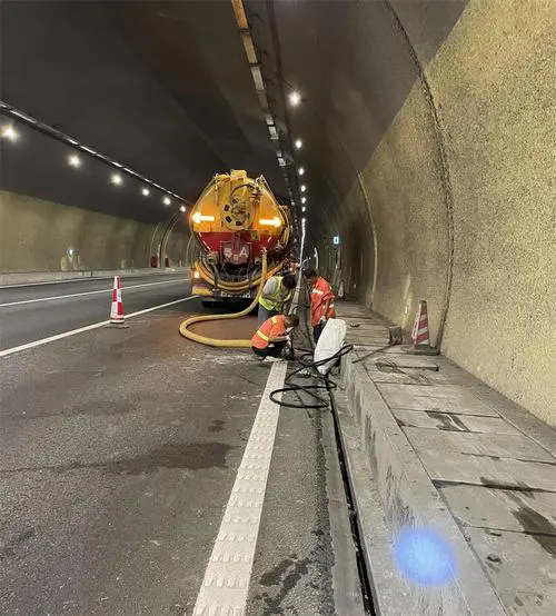 武穴隧道排水渠清淤